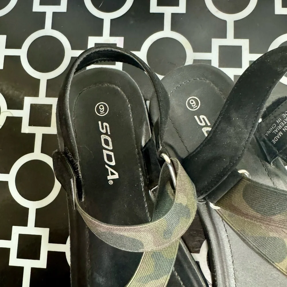 Soda Camo Sandals ~ Size 9